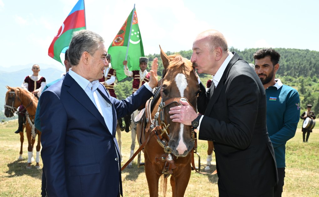 İlham Əliyev Qurbanqulu Berdiməhəmmədova at hədiyyə etdi - FOTO - foto 7