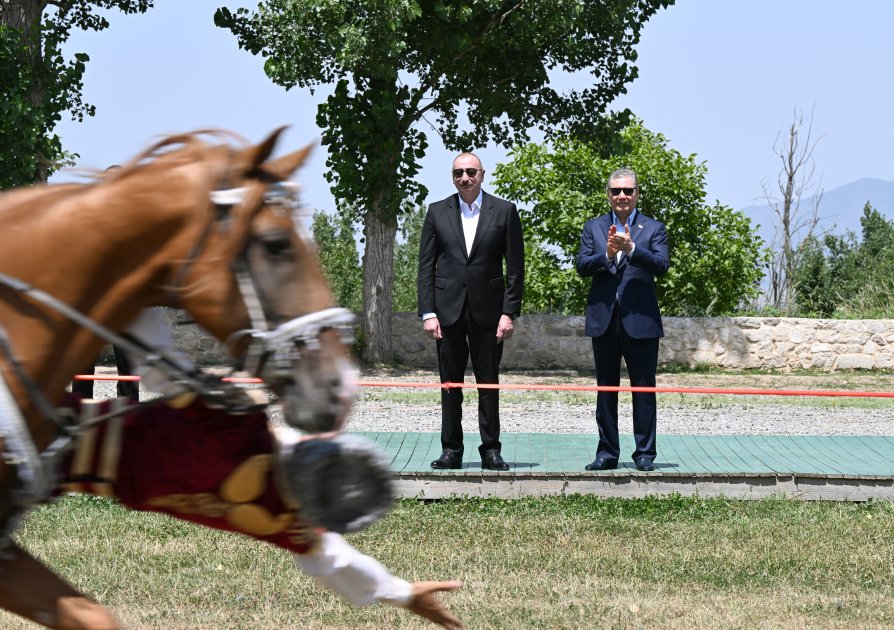 İlham Əliyev Qurbanqulu Berdiməhəmmədova at hədiyyə etdi - FOTO - foto 3