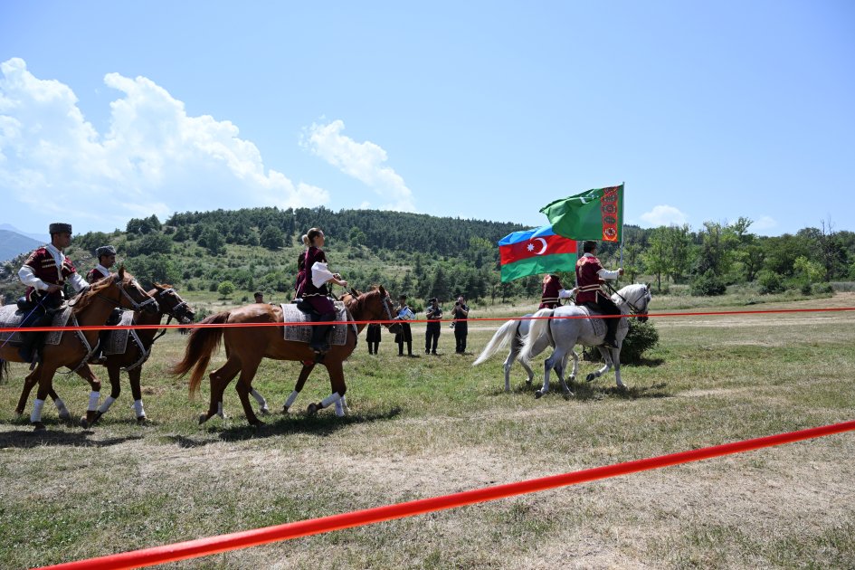 İlham Əliyev Qurbanqulu Berdiməhəmmədova at hədiyyə etdi - FOTO - foto 9