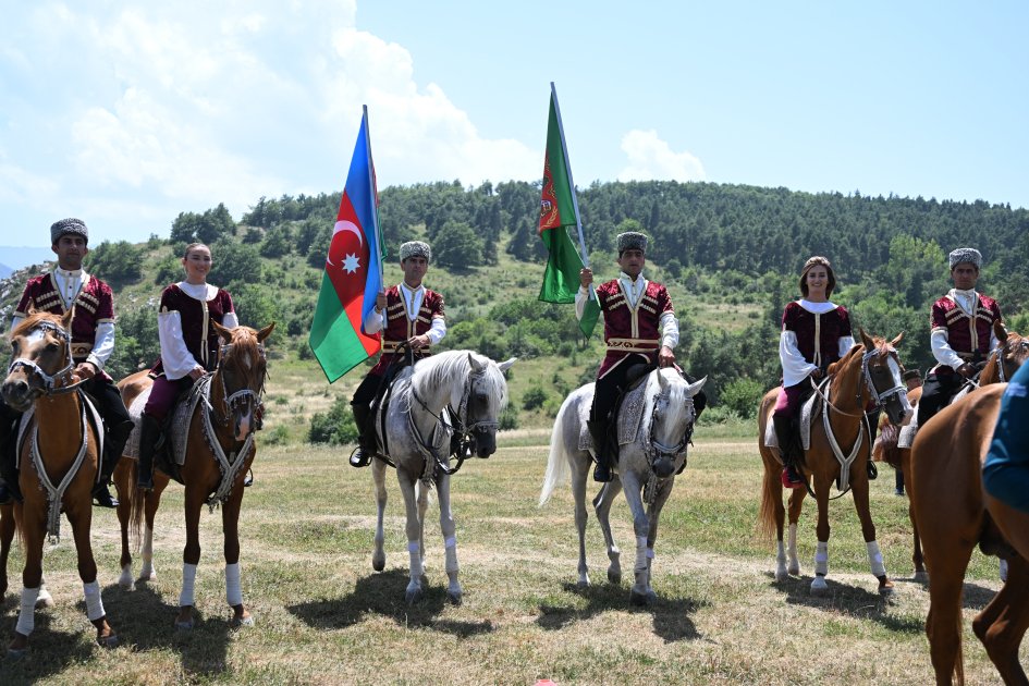 İlham Əliyev Qurbanqulu Berdiməhəmmədova at hədiyyə etdi - FOTO - foto 12