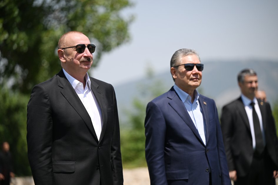 İlham Əliyev Qurbanqulu Berdiməhəmmədova at hədiyyə etdi - FOTO - foto 1