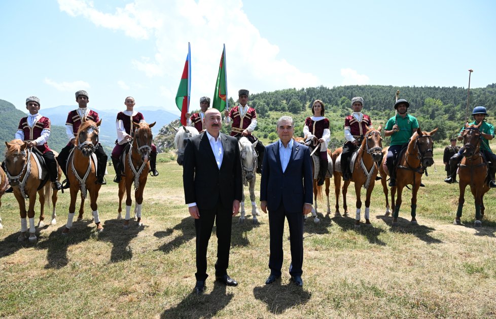 İlham Əliyev Qurbanqulu Berdiməhəmmədova at hədiyyə etdi - FOTO - foto 8