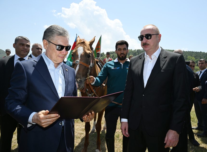 İlham Əliyev Qurbanqulu Berdiməhəmmədova at hədiyyə etdi - FOTO - foto 6