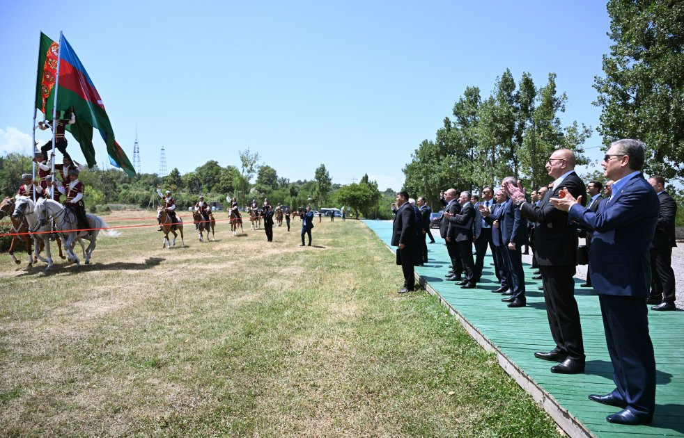 İlham Əliyev Qurbanqulu Berdiməhəmmədova at hədiyyə etdi - FOTO - foto 10