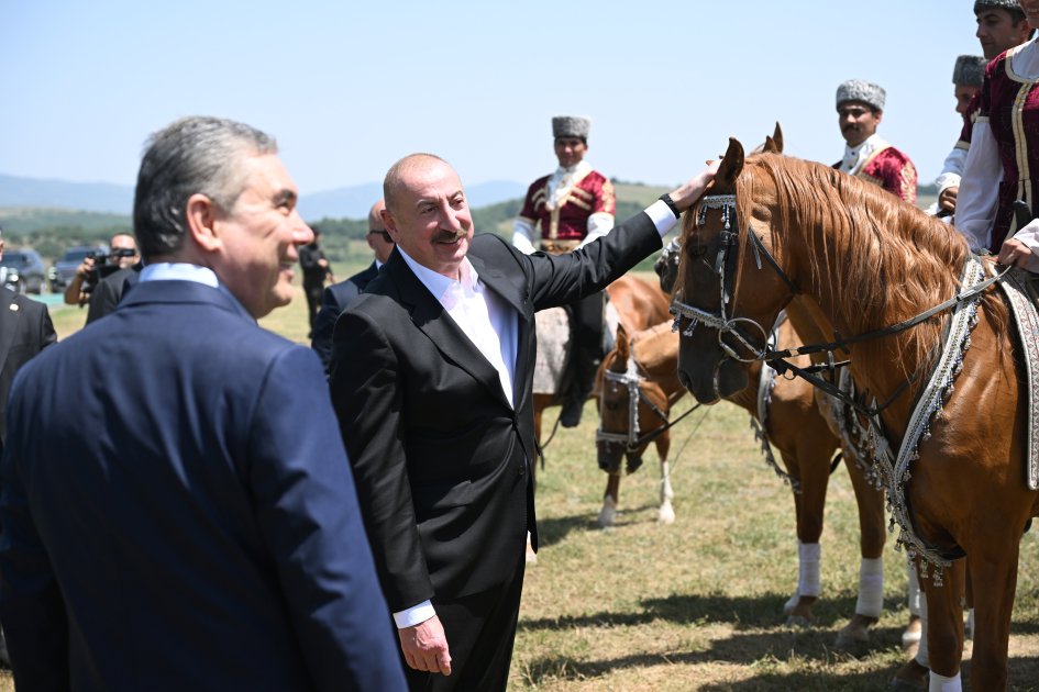 İlham Əliyev Qurbanqulu Berdiməhəmmədova at hədiyyə etdi - FOTO - foto 5