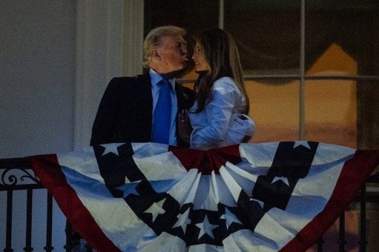 Tramp və Melaniya özlərini yeni evlənənlər kimi aparır - FOTO - foto 2