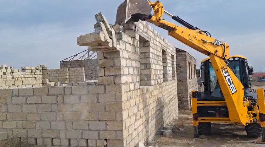 Füzulidə qanunsuz tikililər söküldü &ndash; VİDEO