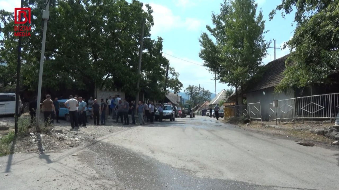 Dava edənləri ayırmaq istədi, özü ÖLDÜRÜLDÜ – Şəkidəki qətlin TƏFƏRRÜATI - ÖZƏL/FOTO - foto 1