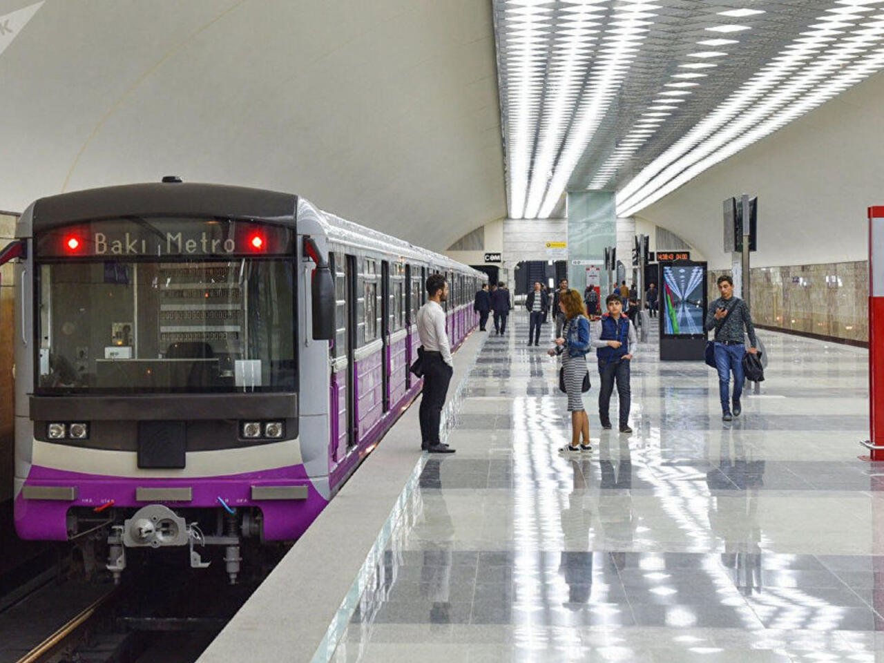 Bakı metrosunda gənc qızla oğlandan BİABIRÇI hərəkət - VİDEO