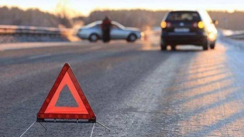 Bakıda sərnişin avtobusu işıqfora çırpıldı - VİDEO