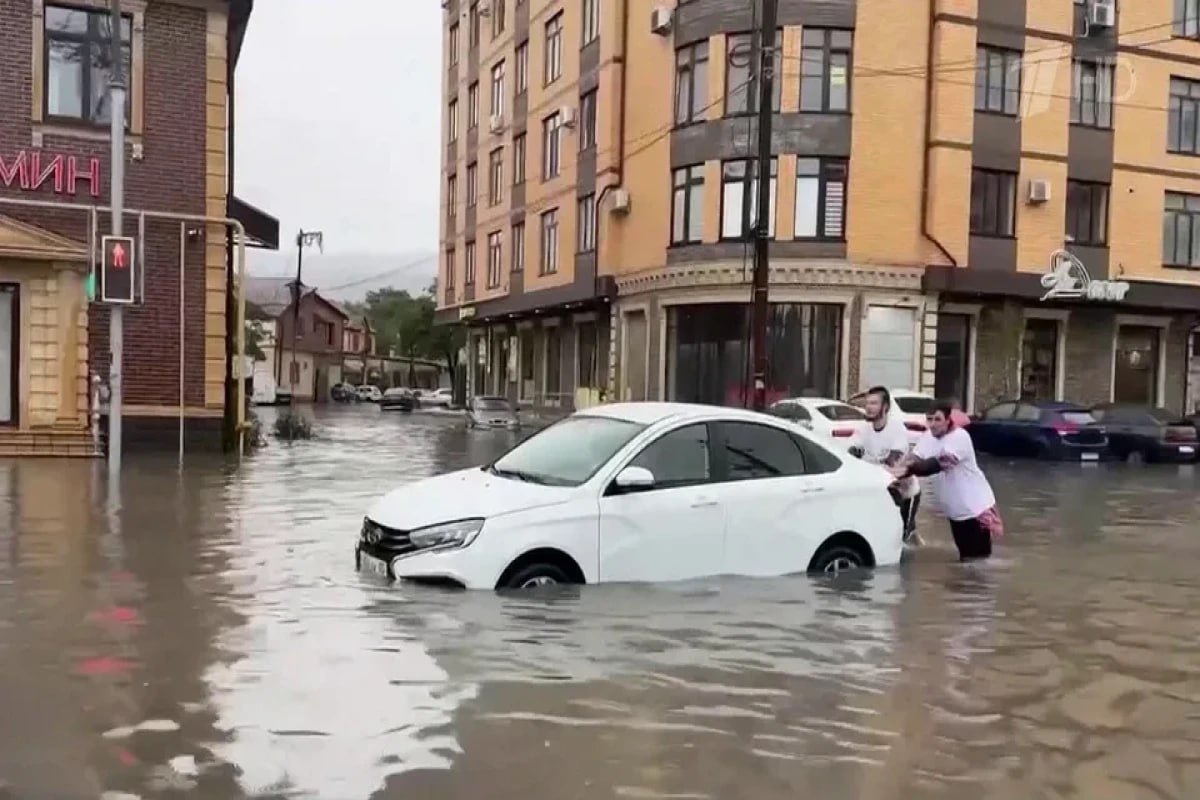 Mahaçqala küçələri su altında qalıb