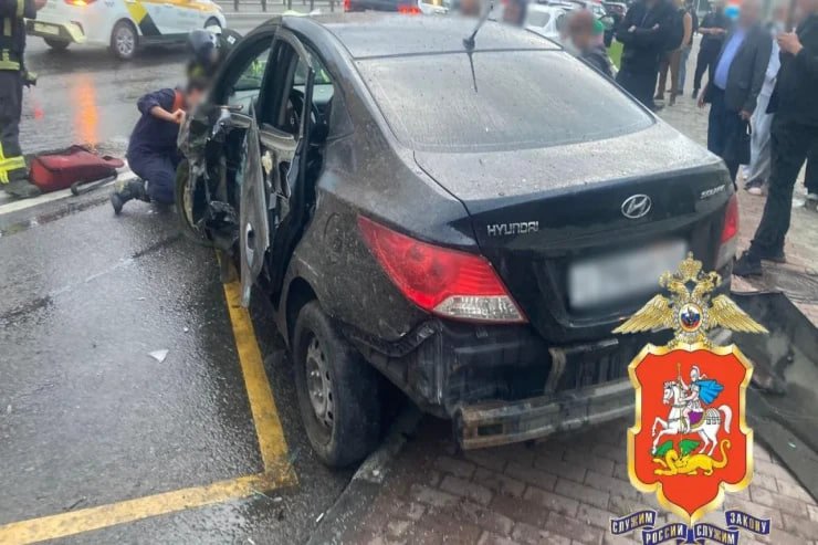 Azərbaycanlı gənc dayanacaqda maşınla insanları əzdi Azərbaycanlı gənc dayanacaqda maşınla insanları əzdi