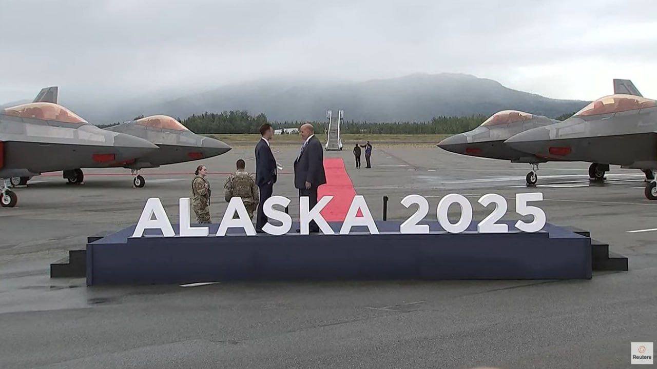 Alyaskada Putin üçün qırmızı xalça sərildi - VİDEO