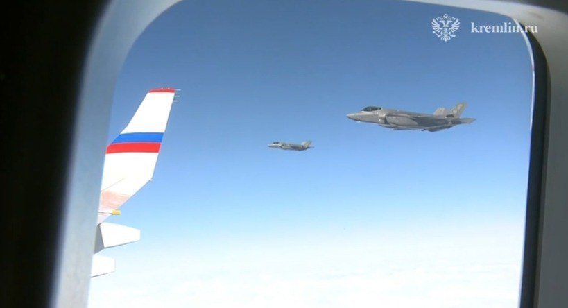 F-22 qırıcıları Putinin təyyarəsini müşayiət etdi &ndash; VİDEO