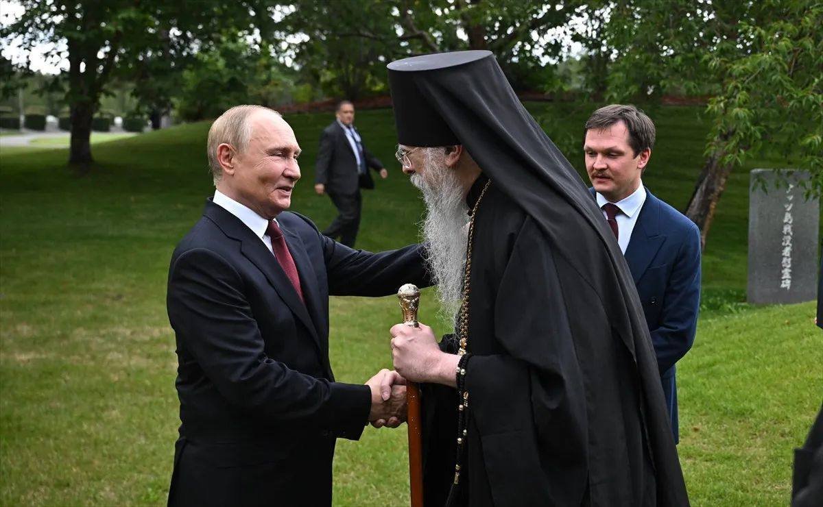 Putin Alyaskada Sovet əsgərlərinin məzarlarını ziyarət etdi - FOTO - foto 2
