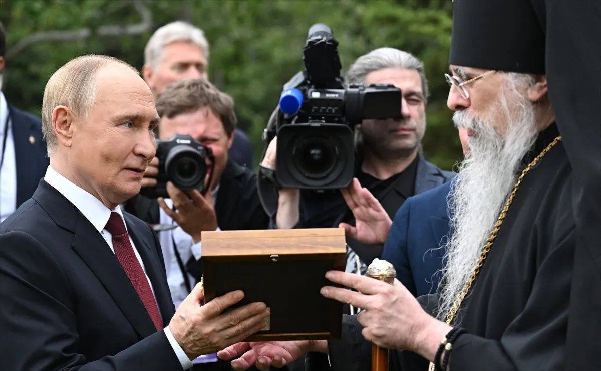 Putin Alyaskada Sovet əsgərlərinin məzarlarını ziyarət etdi - FOTO - foto 1