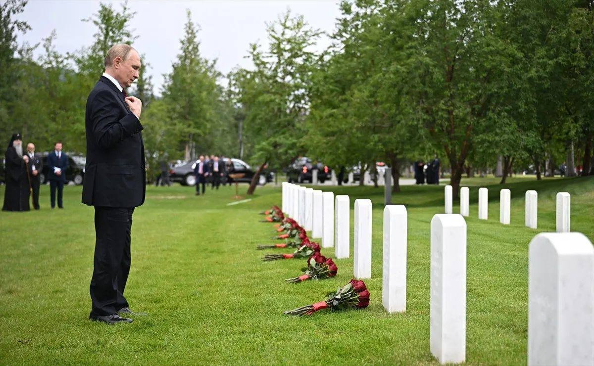 Putin Alyaskada Sovet əsgərlərinin məzarlarını ziyarət etdi - FOTO Putin Alyaskada Sovet əsgərlərinin məzarlarını ziyarət etdi - FOTO