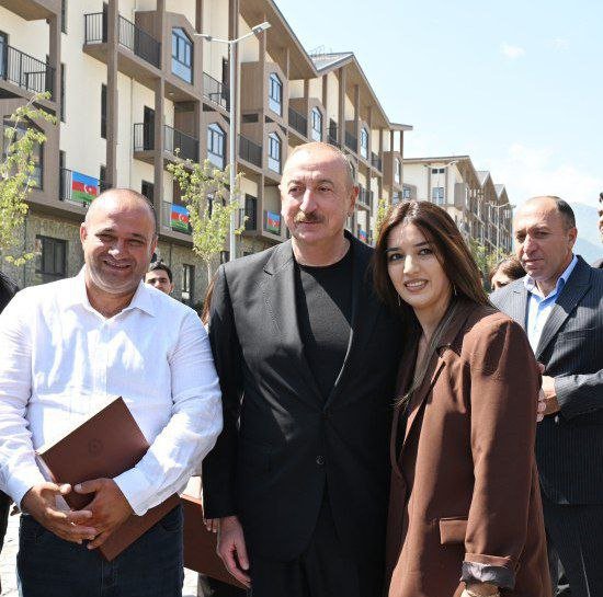 Şəhid qızının kövrək ÇIXIŞI: “Atamın şəhid olduğu torpağa Sizin sayənizdə ayaq basıram” - VİDEO Şəhid qızının kövrək ÇIXIŞI: “Atamın şəhid olduğu torpağa Sizin sayənizdə ayaq basıram” - VİDEO