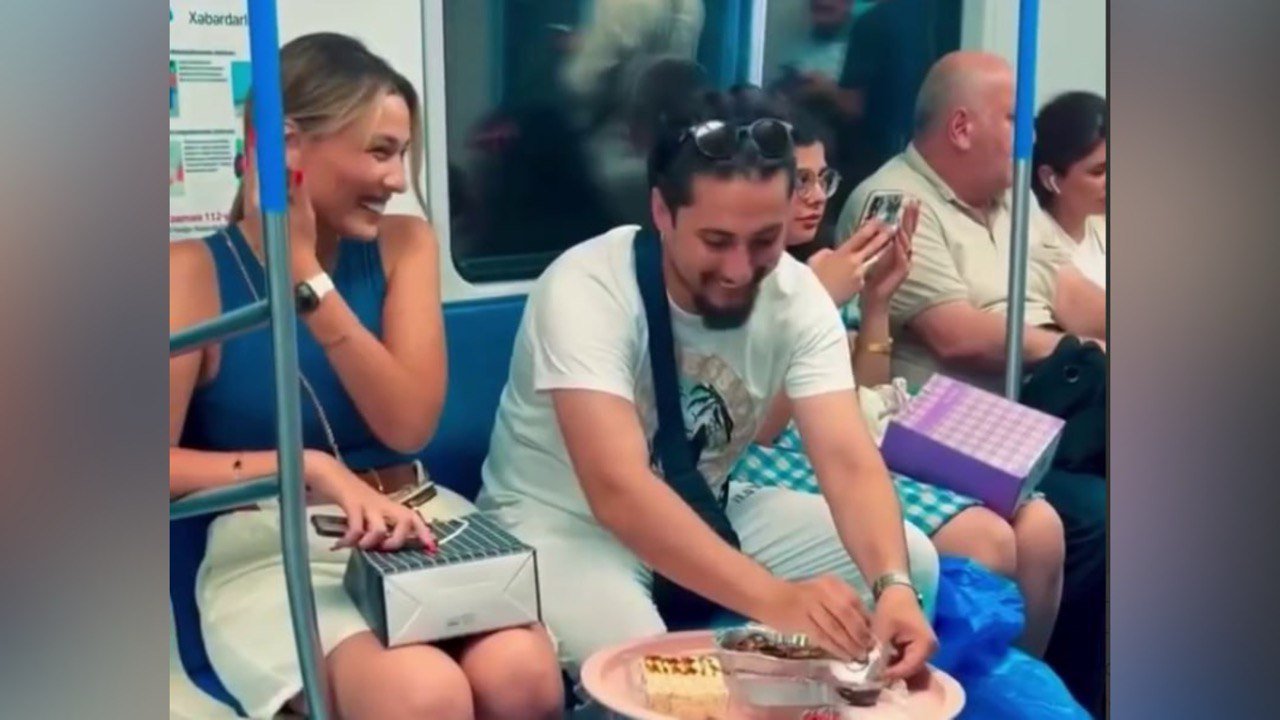 Bakı metrosunda stol açıb, suşi yedilər &ndash; VİDEO