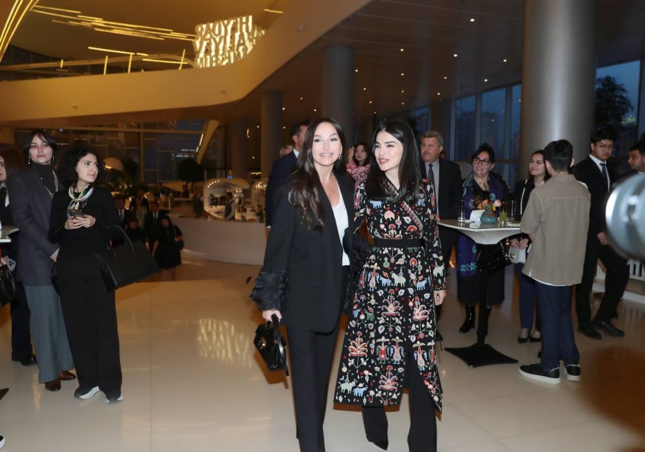 Saida Mirziyoyeva Mehriban Əliyevanı TƏBRİK ETDİ