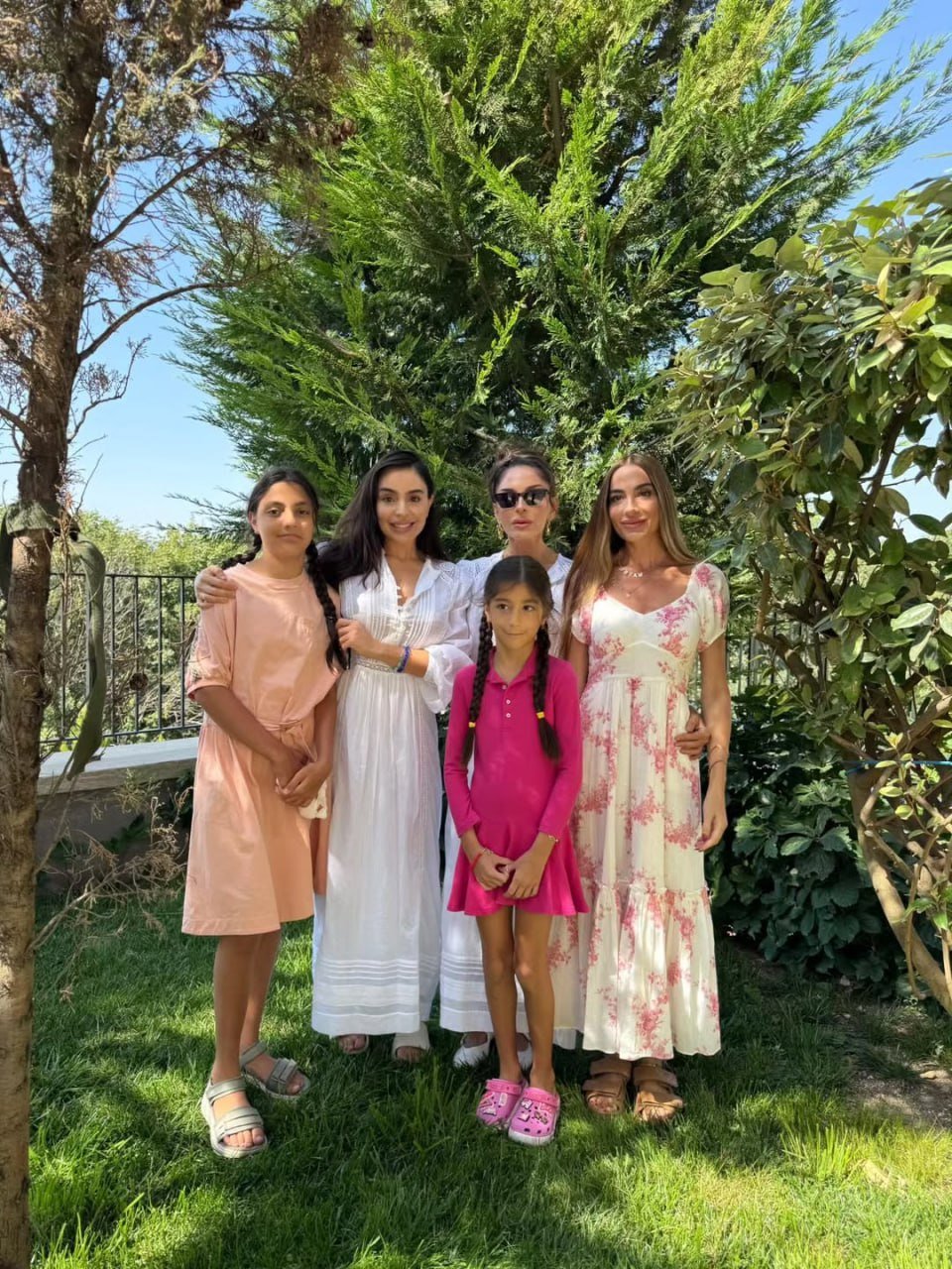 Leyla Əliyeva və Arzu Əliyeva birinci xanımın doğum günü münasibətilə paylaşım edib - FOTO - foto 2