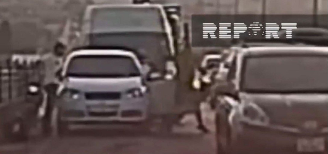Bakıda moped sürücüsü yolun ortasında sürücünü döydü &ndash; ANBAAN VİDEO