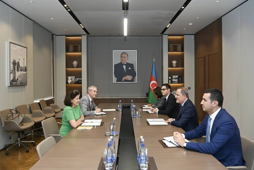 Ceyhun Bayramov missiyası başa çatan Fransa səfirini qəbul etdi &ndash; FOTO