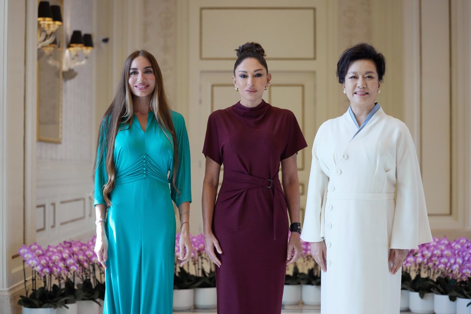 Mehriban Əliyeva dövlət başçılarının xanımları ilə gəmi gəzintisində - FOTO - foto 1