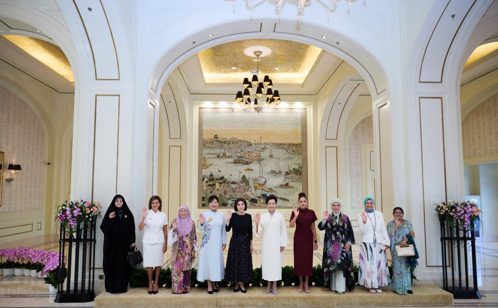 Mehriban Əliyeva dövlət başçılarının xanımları ilə gəmi gəzintisində - FOTO - foto 2
