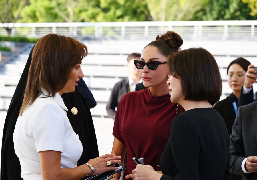 Mehriban Əliyeva dövlət başçılarının xanımları ilə gəmi gəzintisində - FOTO - foto 20