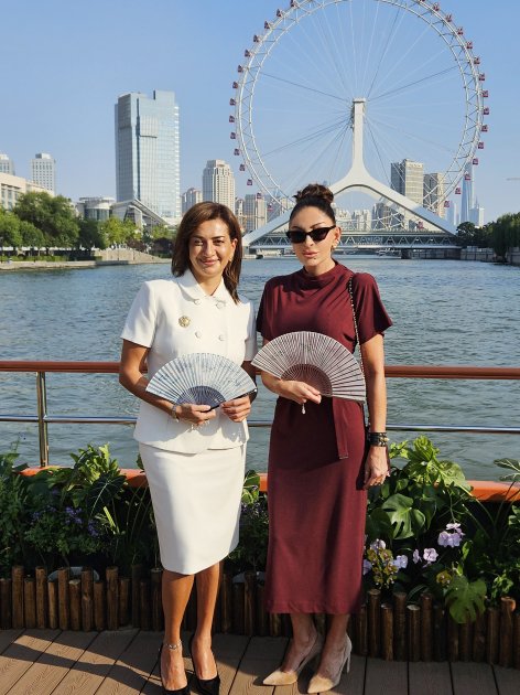 Mehriban Əliyeva dövlət başçılarının xanımları ilə gəmi gəzintisində - FOTO - foto 17