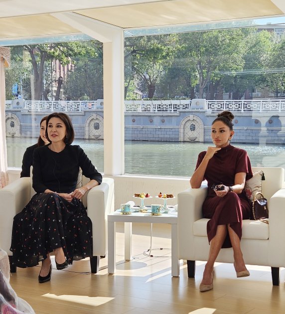 Mehriban Əliyeva dövlət başçılarının xanımları ilə gəmi gəzintisində - FOTO - foto 6