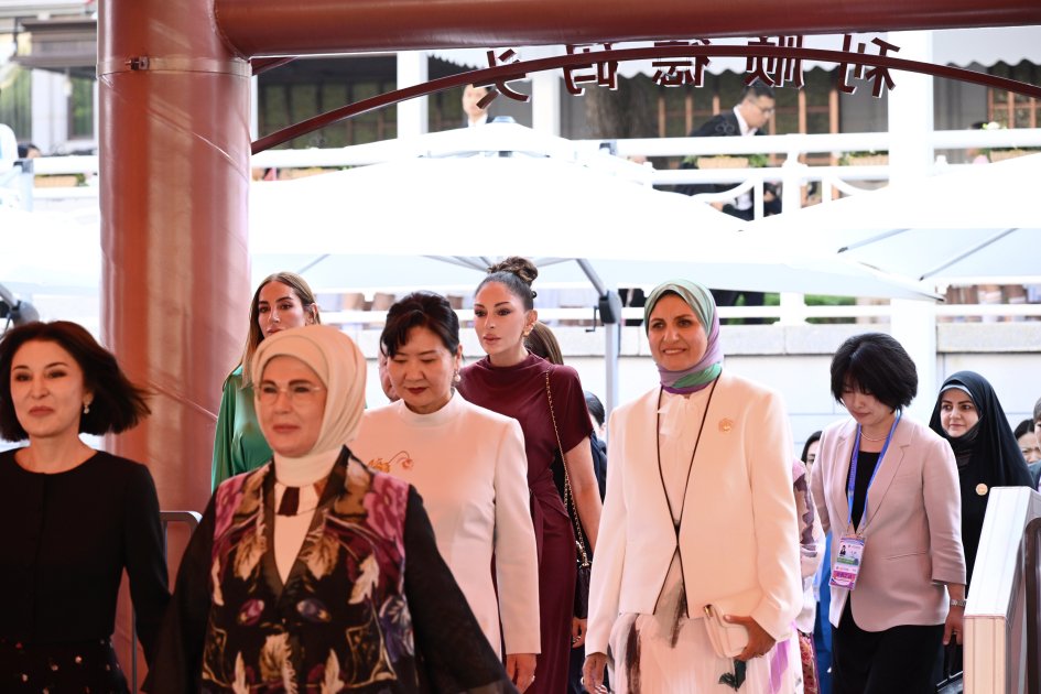 Mehriban Əliyeva dövlət başçılarının xanımları ilə gəmi gəzintisində - FOTO - foto 4