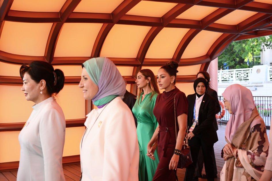 Mehriban Əliyeva dövlət başçılarının xanımları ilə gəmi gəzintisində - FOTO - foto 3
