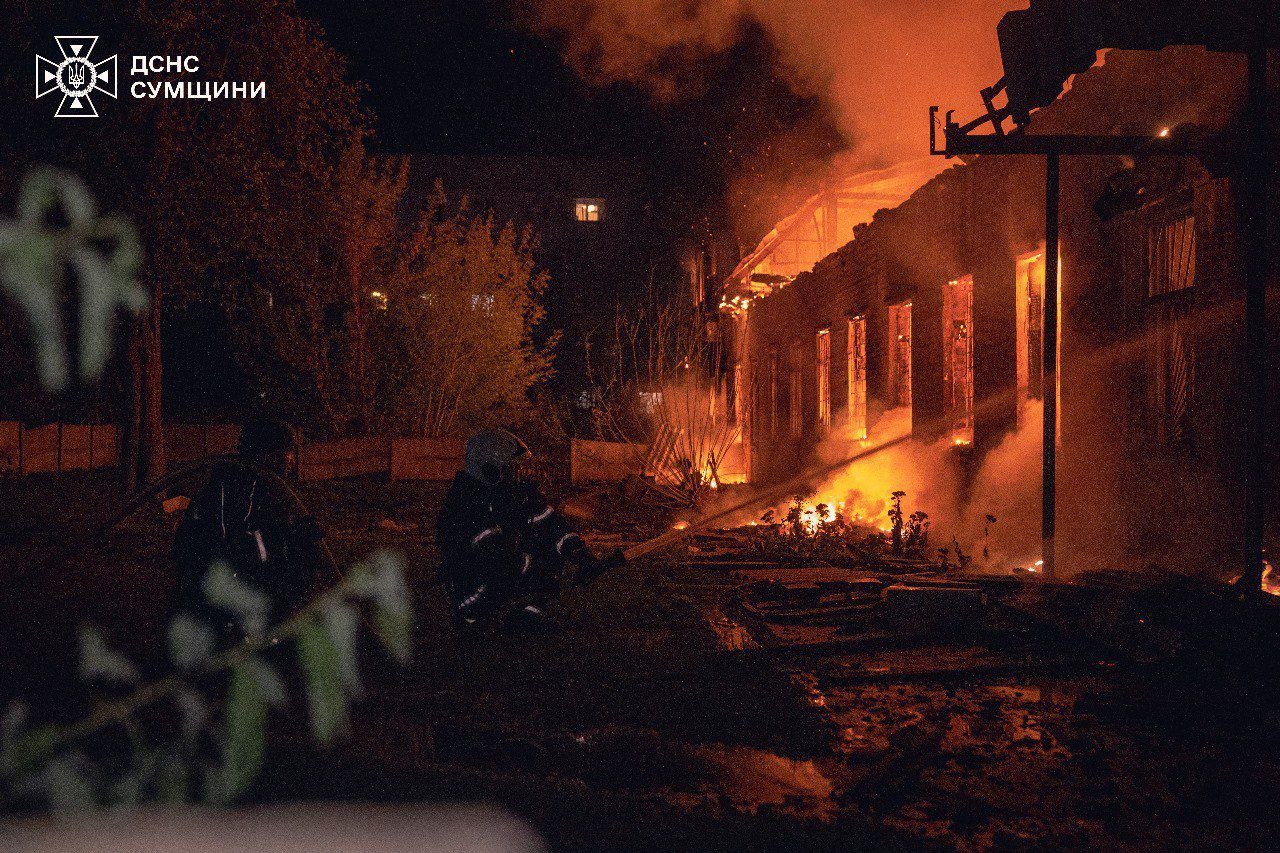 Rusiya ordusu Sumıya ZƏRBƏLƏR ENDİRDİ - Şəhər alovlara qərq oldu - FOTO - foto 2
