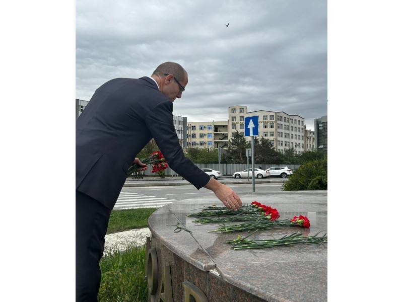 İsrail səfiri Albert Aqarunovun abidəsini ziyarət etdi – FOTO - foto 2