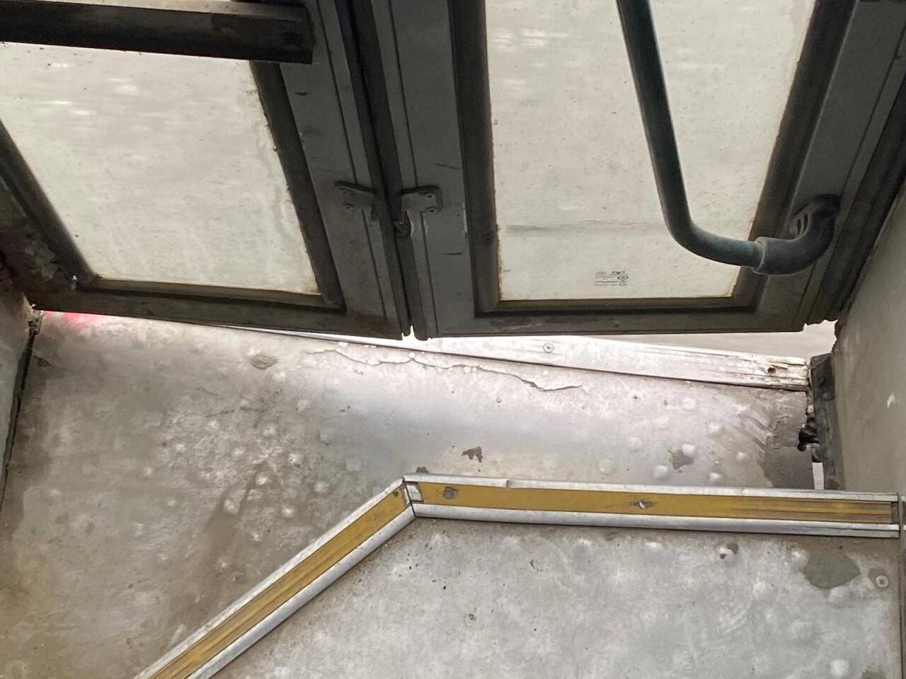 Bakıda avtobusun döşəməsi çökdü, sərnişin son anda… - FOTO - foto 1