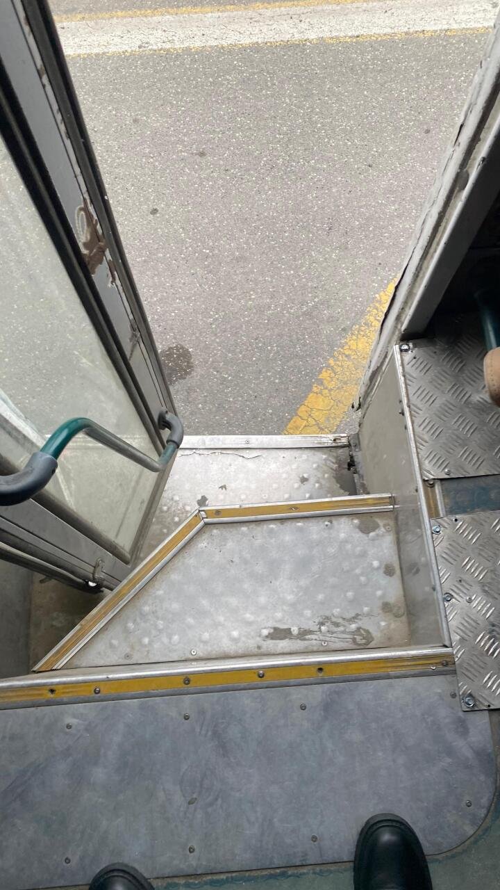 Bakıda avtobusun döşəməsi çökdü, sərnişin son anda… - FOTO - foto 2