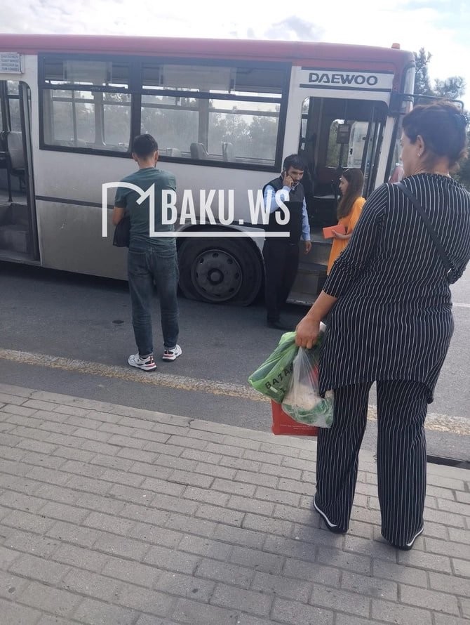 Bakıda sərnişin avtobusunda qorxulu anlar - Hərəkətdə olan zaman TƏKƏRİ PARTLADI – VİDEO - foto 1
