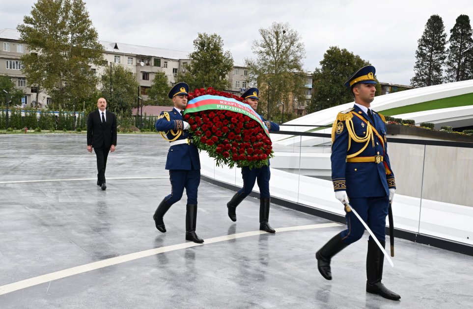 İlham Əliyev Vətən müharibəsi şəhidlərinin xatirəsini bir dəqiqəlik sükutla yad etdi - FOTO/VİDEO - foto 2