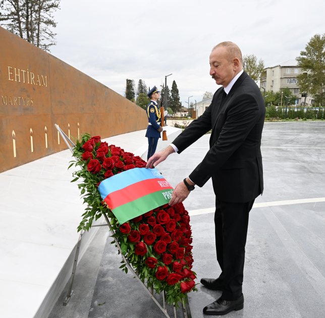 İlham Əliyev Vətən müharibəsi şəhidlərinin xatirəsini bir dəqiqəlik sükutla yad etdi - FOTO/VİDEO - foto 3