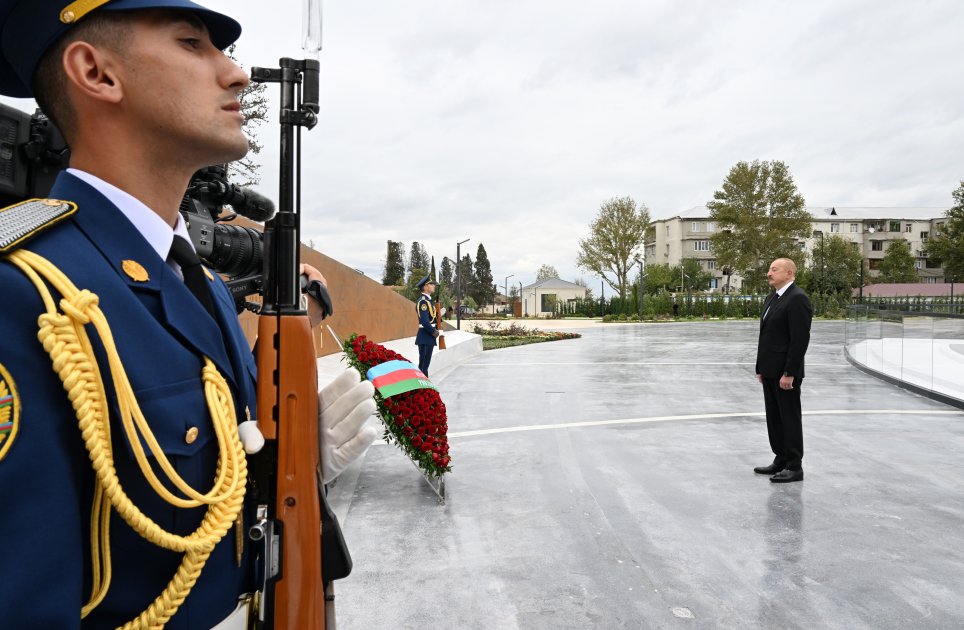 İlham Əliyev Vətən müharibəsi şəhidlərinin xatirəsini bir dəqiqəlik sükutla yad etdi - FOTO/VİDEO - foto 5