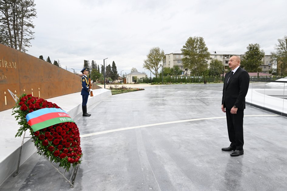 İlham Əliyev Vətən müharibəsi şəhidlərinin xatirəsini bir dəqiqəlik sükutla yad etdi - FOTO/VİDEO - foto 4
