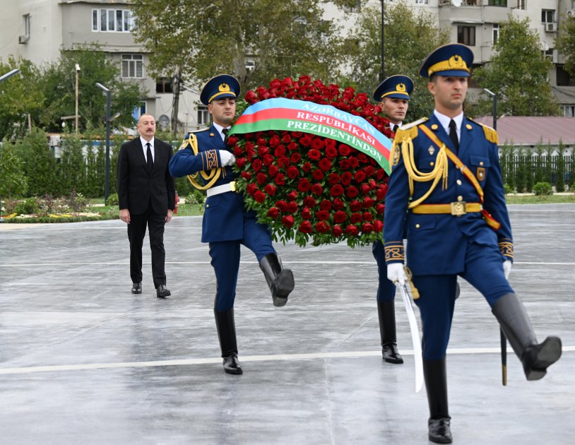 İlham Əliyev Vətən müharibəsi şəhidlərinin xatirəsini bir dəqiqəlik sükutla yad etdi - FOTO/VİDEO - foto 1