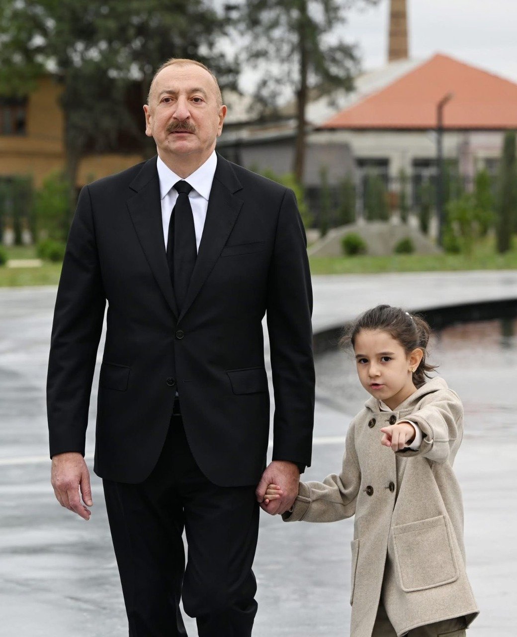“Danışan fotolar”... - Hikmət Hacıyev Prezidentin Nilayla FOTOSUNU paylaşdı - foto 1