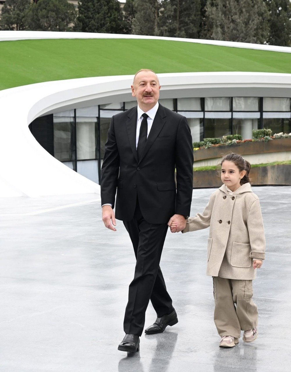 “Danışan fotolar”... - Hikmət Hacıyev Prezidentin Nilayla FOTOSUNU paylaşdı - foto 2