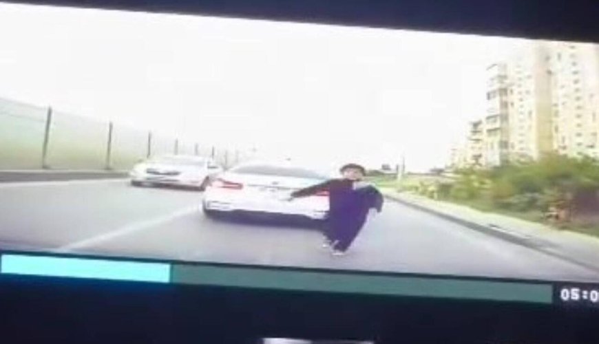 Bakıda uşaq özünü maşının üstünə atdı - VİDEO Bakıda uşaq özünü maşının üstünə atdı - VİDEO