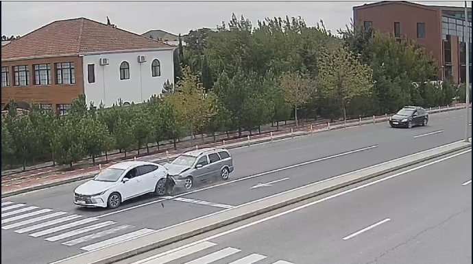 Sürət rejiminə əməl etməyən "Opel" "BYD"-ni arxadan vurdu, baqajı yoxa çıxdı - VİDEO Sürət rejiminə əməl etməyən "Opel" "BYD"-ni arxadan vurdu, baqajı yoxa çıxdı - VİDEO