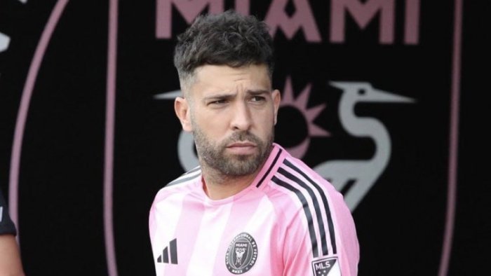 Məşhur futbolçu karyerasını başa vurur