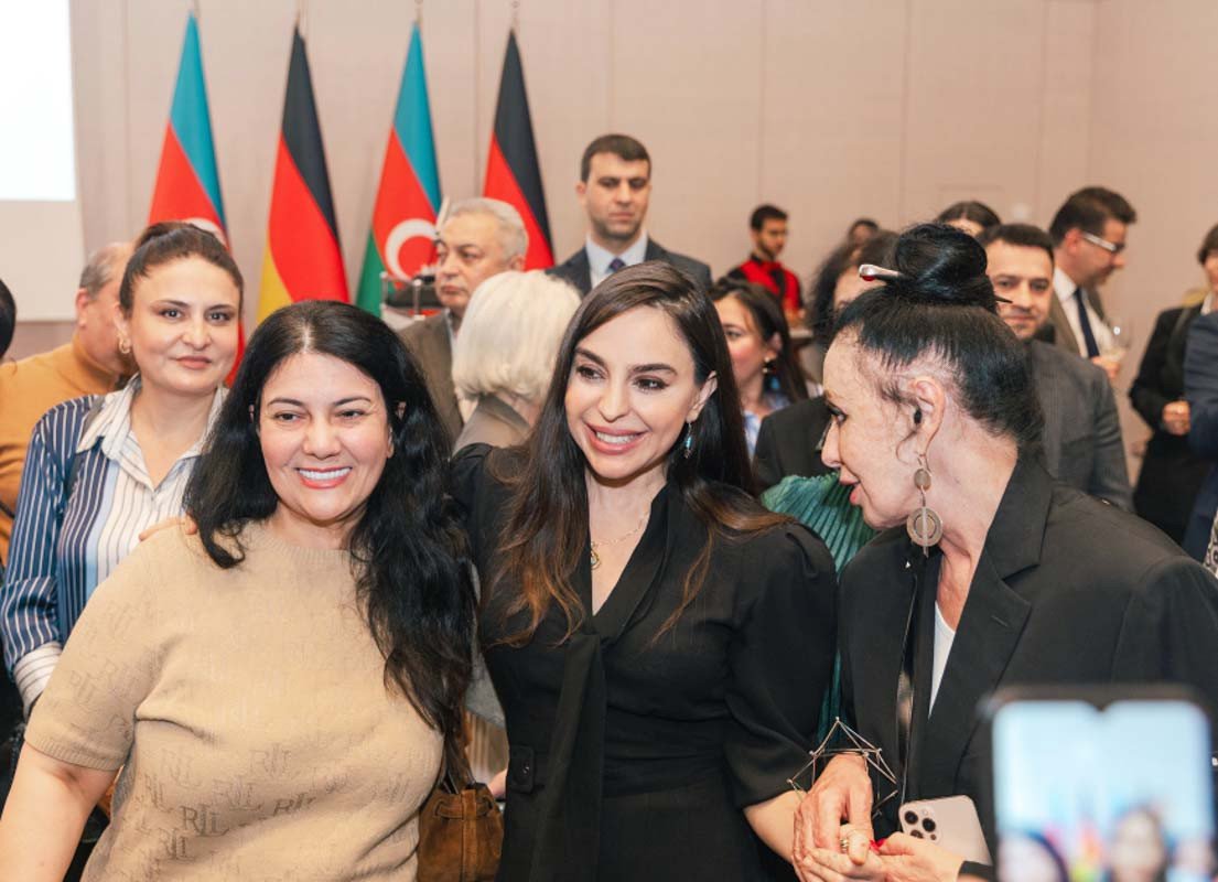 Leyla Əliyeva və Arzu Əliyeva Berlində MAMA “Ana təbiət” sərgisinin açılışında – FOTO - foto 1